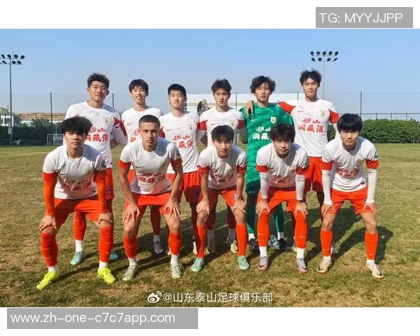 足球熊抱传递温暖与团结的力量让我们共同感受这份激情与友谊的魅力